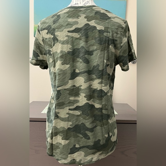 Women’s Old Navy Green Camo EveryWear Slub Knit Tee T-Shirt 100% Cotton Tee Med. - Picture 3 of 6